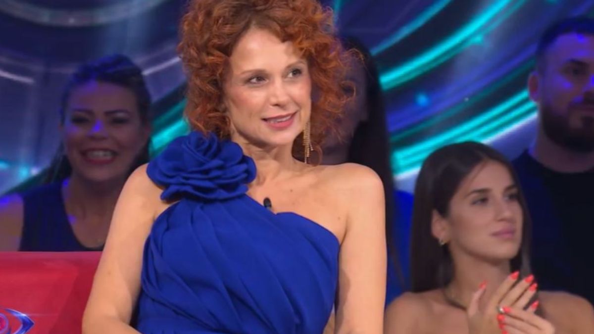 Grande Fratello, Beatrice Luzzi spara a zero su Signorini e Buonamici: “E’ un personaggio a 360°, dipende da come gli gira. Cesara? Non mi sopportava, non l’ho mai sentita…”